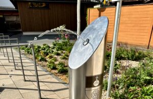 Hinten drücken – vorne trinken Neuer Trinkwasserbrunnen auf dem Marktplatz installiert
