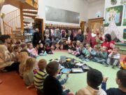 Staatssekretärin liest in der Kita „Bunte Kiste“