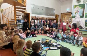 Staatssekretärin liest in der Kita „Bunte Kiste“