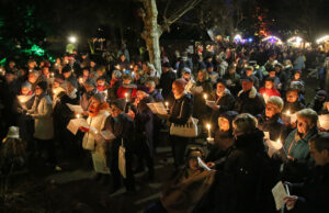 Zum Adventssingen ist jeder willkommen Stadtwerke laden zum Weihnachtsmarkt ein / Stadtwerke-Express fährt rund um die Stadtkirche