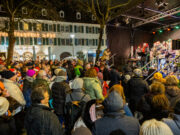Alle Jahre wieder Stadtwerke-Adventssingen lockt viel Publikum vor die Bühne des Weihnachtsmarkts