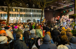 Alle Jahre wieder Stadtwerke-Adventssingen lockt viel Publikum vor die Bühne des Weihnachtsmarkts