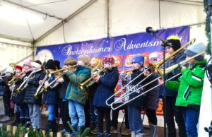 „Jingle Bells“ vor der Pfarrkirche St. Georg Beim Bretzenheimer Adventsmarkt ging es besinnlich zu