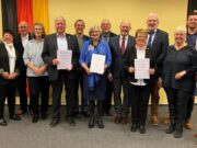 Landrätin händigt Ehrennadeln aus Politik >>> Manfred Bader aus Mommenheim unter den Geehrten