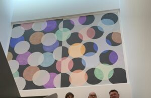 Wandbild fügt sich gut ein Neues Kunstwerk im Hechtsheimer Bürgerhaus vorgestellt