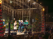 Weihnachtszauber an der Burgkirche Festlicher Rundgang über den pittoresken Weihnachtsmarkt