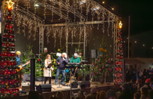 Weihnachtszauber an der Burgkirche Festlicher Rundgang über den pittoresken Weihnachtsmarkt