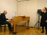 Musikalische Weltreise im evangelischen Gemeindezentrum Konzert >>> Das Duo Hertel/Willecke lud das Publikum in Laubenheim ein