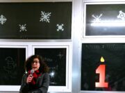 Lerchenberger singen und beten gemeinsam beim Adventstreffen am Bürgerhäuschen Beim Adventstreff am Bürgerhäuschen stimmten sich die Lerchenberger auf Weihnachten ein