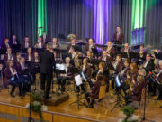 Ein buntes Feuerwerk an Farben und Klängen Bläserchor Nieder-Olm überzeugt musikalisch und mit neuem Konzept