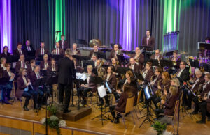 Ein buntes Feuerwerk an Farben und Klängen Bläserchor Nieder-Olm überzeugt musikalisch und mit neuem Konzept