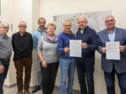 Große Pflanzaktion mit viel Unterstützung GEMEINSCHAFTSGARTEN >>> Team unterschreibt Nutzungsvertrag mit Stadt
