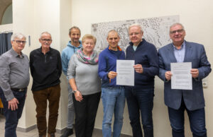 Große Pflanzaktion mit viel Unterstützung GEMEINSCHAFTSGARTEN >>> Team unterschreibt Nutzungsvertrag mit Stadt