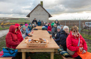 „Den Bürgern etwas Gutes tun“ EINWEIHUNG >>> „Tisch des Weines“ von Nieder-Olmer Landfrauen gestiftet