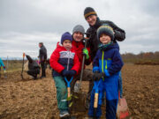 Kleine Helfer, große Taten Jonathan und Noah setzen grüne Zeichen im Ober-Olmer Wald