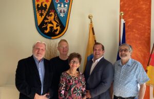 Vorstellung der neuen Schiedsfrau Gesellschaft VG Bürgermeister Groth im Gespräch mit den Schiedspersonen der VG Rhein-Selz