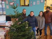 Blöcher Gartenbau und SKB verschenken Weihnachtsbäume an städtische Kitas