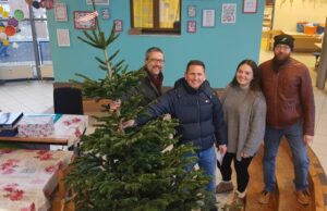 Blöcher Gartenbau und SKB verschenken Weihnachtsbäume an städtische Kitas