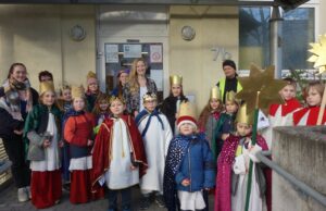 Süßigkeiten und ein finanzieller Obolus Die Sternsinger unterwegs in Hartenberg-Münchfeld.