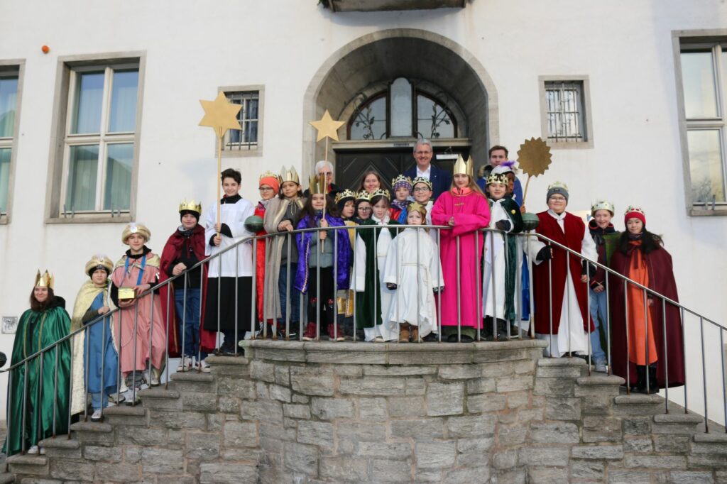 Sternsinger Bringen Segensspruch Am Rüsselsheimer Rathaus An - Journal ...