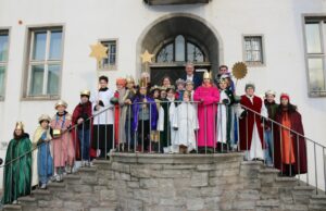 Sternsinger bringen Segensspruch am Rüsselsheimer Rathaus an