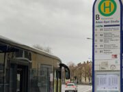 A und B geben Orientierung Richtungsanzeige an den Haltestellen / QR-Code hilft bei der Fahrplanauskunft
