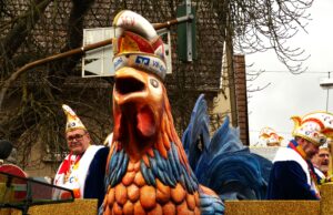 Buntes Narrentreiben in Finthen Straßenfastnacht >>> 68. „VR-Bank Mainz – Zug der Finther Lebensfreude” war ein Erfolg