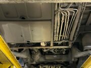 Mädchen übernehmen einen Ölwechsel Stadtwerke Rüsselsheim bieten zum Girls Day Besuch in der Kfz-Werkstatt an