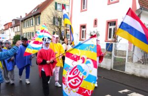 Hexemer Kinner mit Spass uff de Gass Vergnüglicher Umzug der Kitas und Schulen durch Hechtsheim