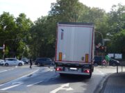 Kommt das lange geforderte Lkw-Durchfahrtsverbot? Verkehrsdezernentin macht dem Ortsbeirat Laubenheim leichte Hoffnung