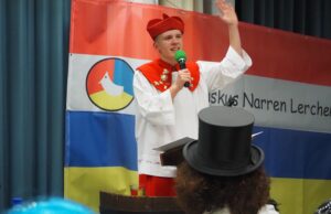 Auch ein Wasserschaden kann die Narren nicht stoppen Ausgelassene Sitzung der Franziskus Narren Lerchenberg