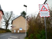 Tägliches Verkehrschaos vor der Brunnenschule – Schulweg soll sicherer werden Ortsbeirat fordert Sicherung des Schulwegs Gottfried-Schwalbach-Straße