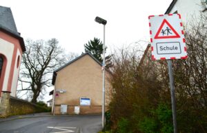 Tägliches Verkehrschaos vor der Brunnenschule – Schulweg soll sicherer werden Ortsbeirat fordert Sicherung des Schulwegs Gottfried-Schwalbach-Straße