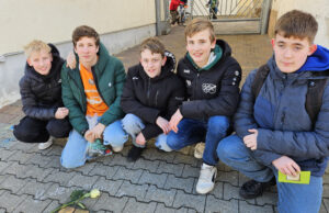 Stolpersteine zum Glänzen bringen Konfirmanden reinigen in Nieder-Olm die Erinnerungssteine