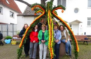 Die Osterkrone stimmt auf das Osterfest ein Gelungene Aktion der Bretzenheimer Landfrauen am Gänsmarktbrunnen