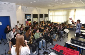 Proben für den Sound Ella Fitzgeralds Schüler-Bigband im Vorprogramm des Flörsheimer Lions-Konzerts