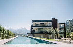 Umringt von Berggipfeln und einem Blütenmeer