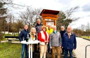 Neuer Schaukasten für das Gonsenheimer Wohnviertel IG >>>Einweihung am Spielplatz in der Maria-Sibylla-Merian-Straße