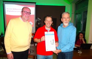 Plakette erinnert an Turnhallenbau Vereinsgeschichte >>>Verein Hechtsheimer Ortsgeschichte überreicht Geschenk an TVH