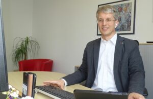 Zwischen Tradition und Erneuerung Dekan Zobel über die Zukunft der Kirche in einer pluralistischen Gesellschaft