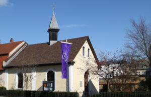 Tiefe Risse in der Giebelmauer des evangelischen Kirchleins Vereine >>> Neuwahl und Zustandsreport bei Jahreshauptversammlung des Erhaltungsvereins