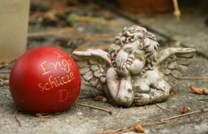 Bitte die Dekoration auf den Urnenbaumfeldern entfernen!