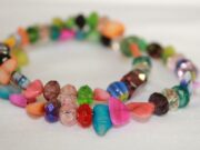 Bücherei: Ausstellung von Perlenarmbändern