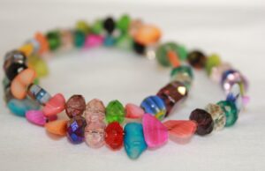 Bücherei: Ausstellung von Perlenarmbändern