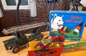 Blechspielzeuge und alte Brettspiele