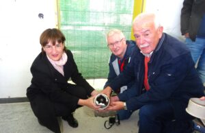 Finther Zeitkapsel im Grundstein freigelegt Ungewöhnliche Zeremonie auf dem Gelände der Peter-Härtling-Schule