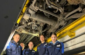 Rüsselsheimer Schülerinnen erkunden Buswerkstatt beim Girls‘ Day bei den Stadtwerken