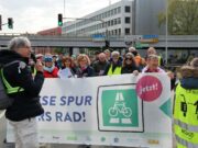 Demo erneuert Forderung nach Radspur auf Alicenbrücke