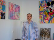 Comicfiguren auf abstraktem Hintergrund