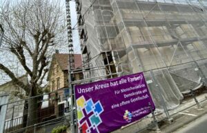 „Unser Kreuz hat viele Farben“ EVANGELISCHES DEKANAT >>>Sichtbare Zeichen für Vielfalt und Demokratie